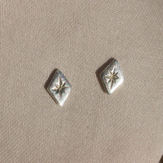 Lucent Studs