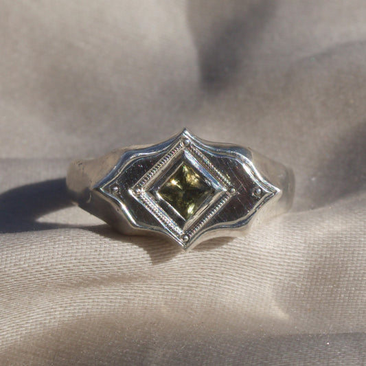 Size 8 / Hazel Signet