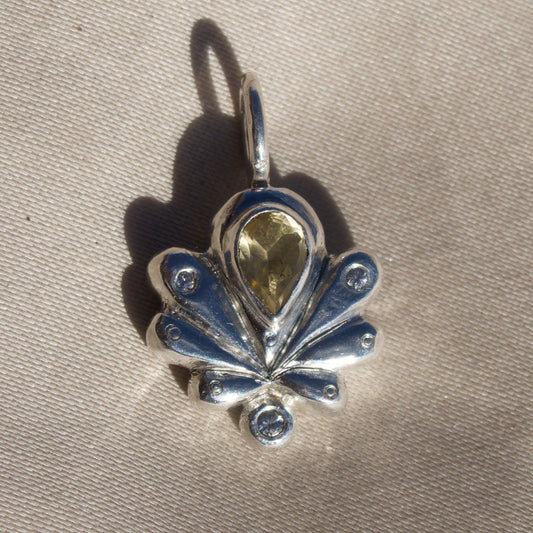 Citrine Shell De Lis