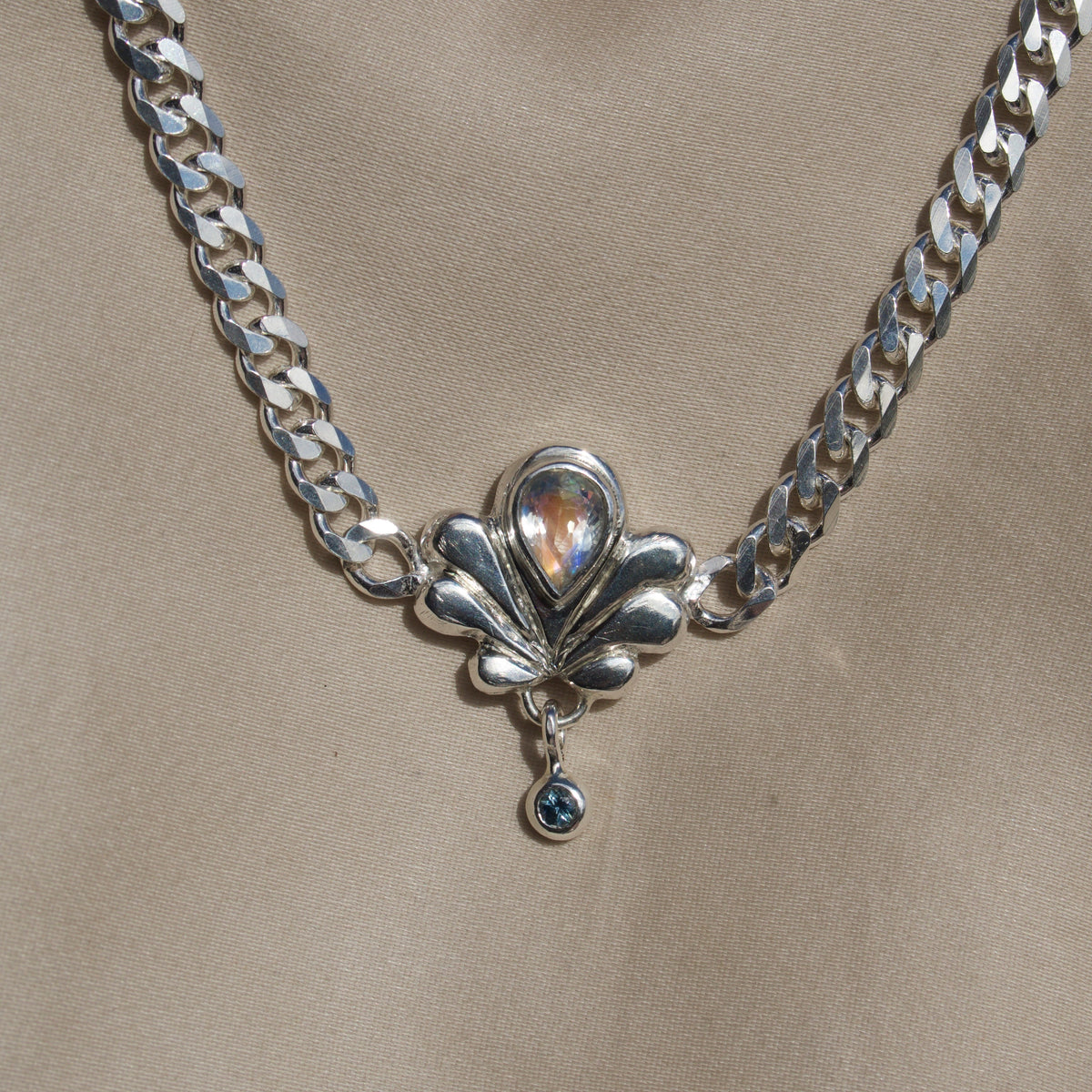 Moonstone Shell De Lis