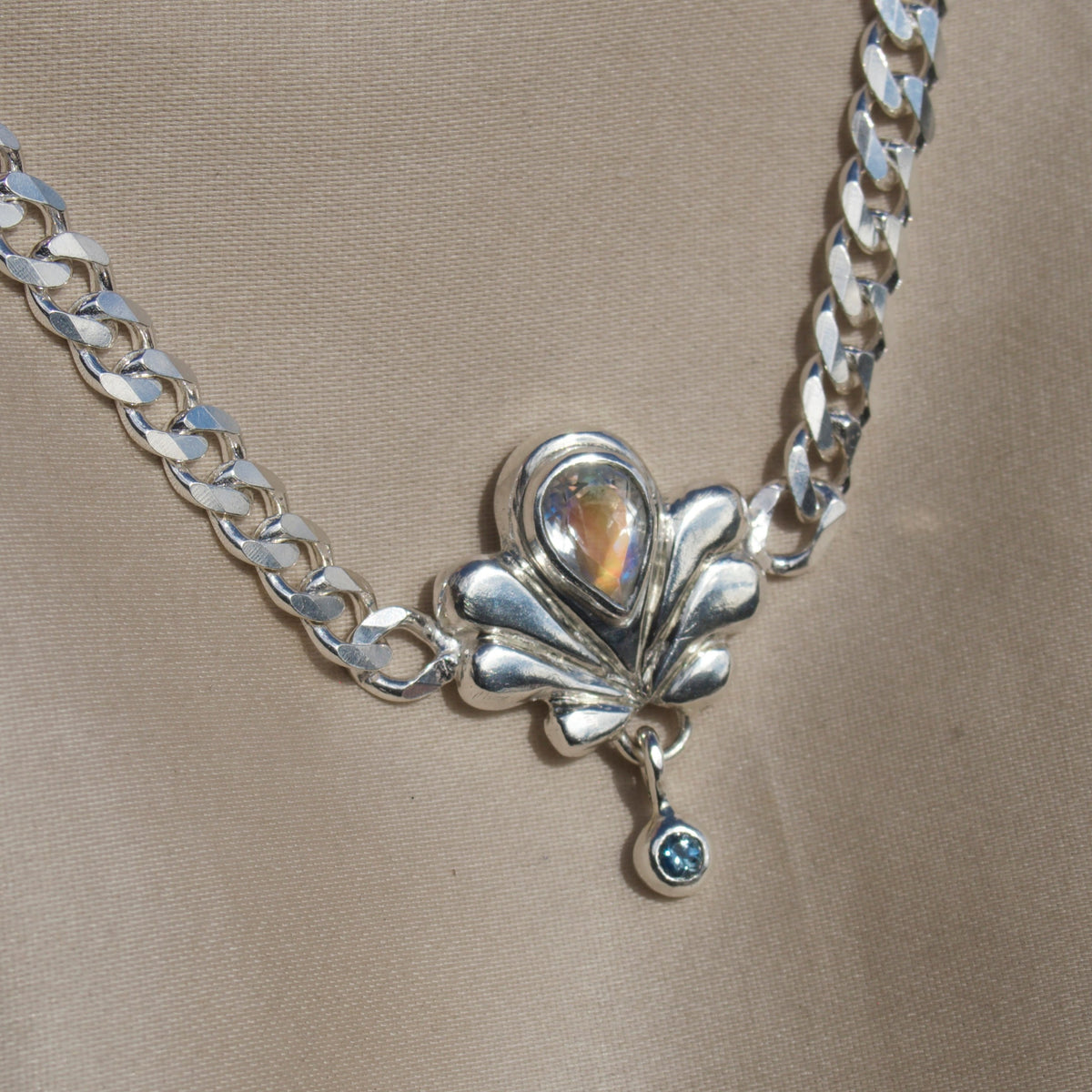 Moonstone Shell De Lis
